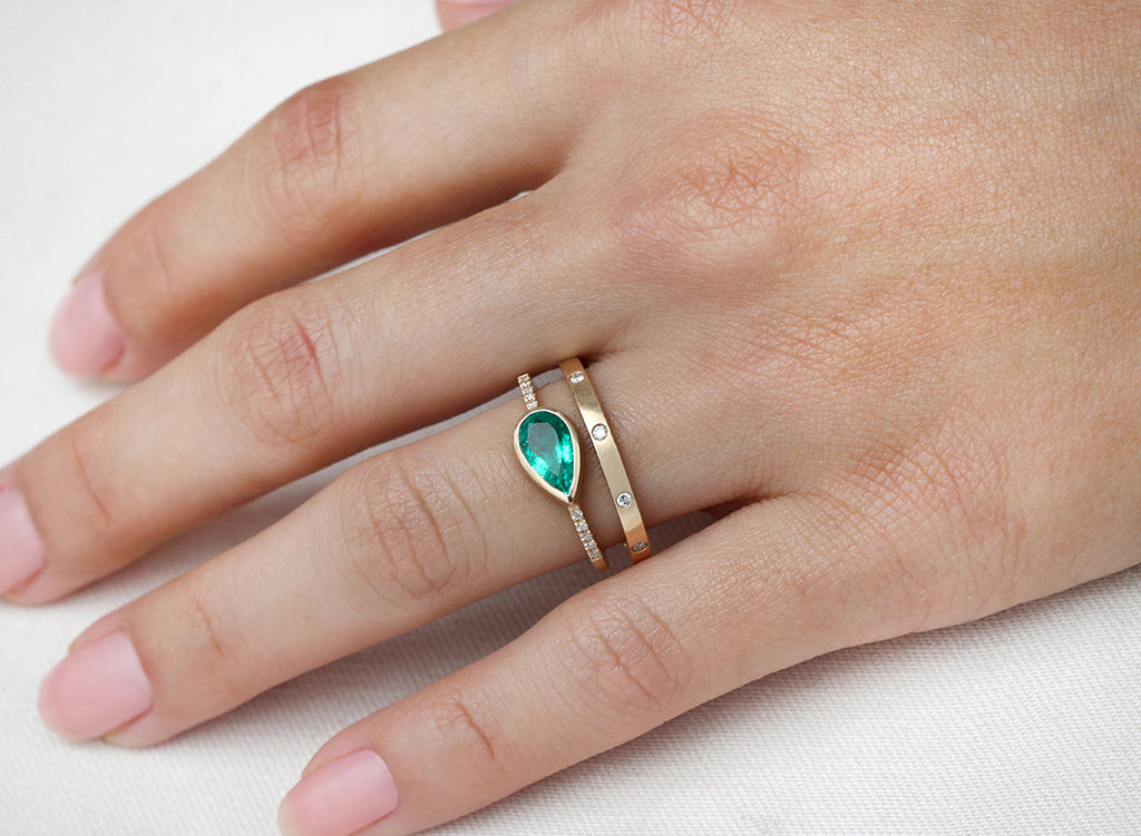 0.95ct Pear Emerald & Yellow Gold Diamond Pavé Ring