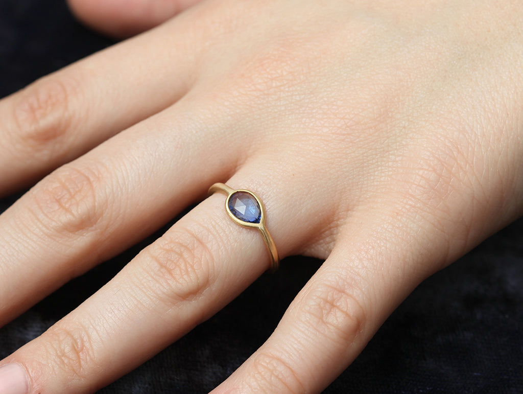 0.90ct Pear Rose-cut Blue Sapphire & Yellow Gold Wire Ring